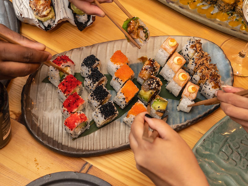Cómo pedir sushi para compartir (sin liarla)